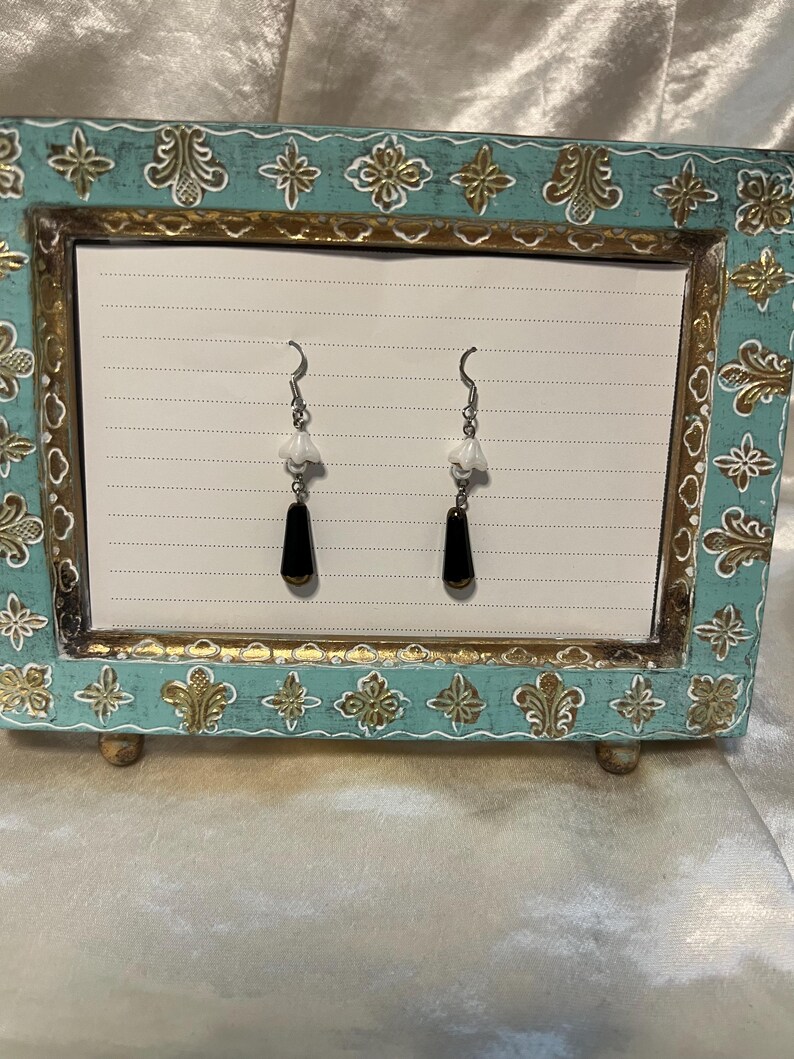 Vintage inspired dark elegant earrings immagine 2