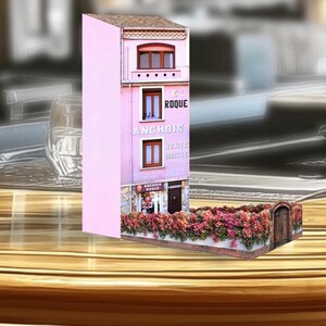 Porta biglietti da visita personalizzato che rappresenta il tuo negozio in miniatura. Si trasforma in una lanterna atmosferica con candela a batteria tremolante.