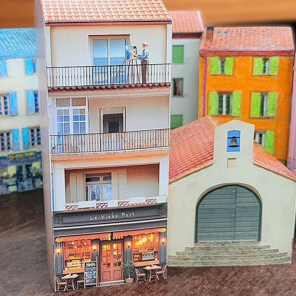 Miniaturas de casas de papel del famoso pueblo mediterráneo de Collioure. El modelo de papel realista se replica "¡como si estuvieras allí!". Recuerdo.