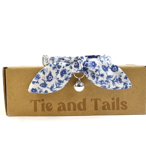 Papillon e collare a forma di gatto con motivo floreale blu/Collare con campanellino/Collare per gattini/Papillon con orecchie da coniglio/Fibbia staccabile/regalo fatto a mano