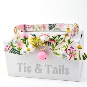 Papillon e collare per gatti floreali rosa Wildwood/Colletto con campana/Colletto per gattino/Papillon per orecchie da coniglio/Fibbia staccabile/Carta per fucile Co/regalo fatto a mano