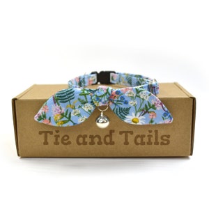 Papillon e collare per gatti floreali blu Wildwood/Colletto con campana/Colletto per gattino/Papillon per orecchie da coniglio/Fibbia staccabile/Carta per fucile Co/regalo fatto a mano