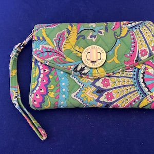 Cartera de pulsera con estampado de cachemira verde de Vera Bradley