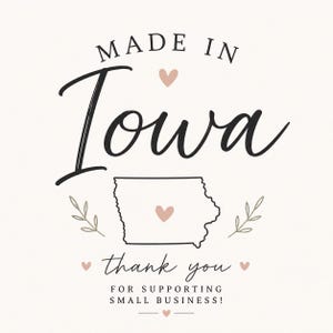 Pu&ograve; includere: Grafica color crema con le parole "MADE IN Iowa" in un font elegante. Lo stato dello Iowa &egrave; delineato con un cuore al centro. Il testo "thank you" &egrave; in basso, con la frase "FOR SUPPORTING SMALL BUSINESS!"