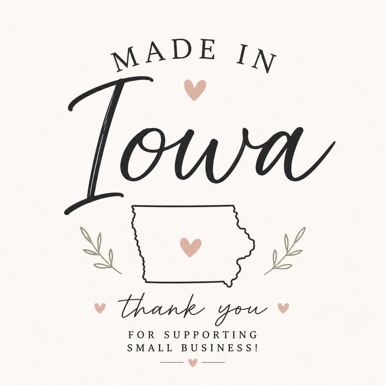 Pu&ograve; includere: Grafica color crema con le parole "MADE IN Iowa" in un font elegante. Lo stato dello Iowa &egrave; delineato con un cuore al centro. Il testo "thank you" &egrave; in basso, con la frase "FOR SUPPORTING SMALL BUSINESS!"