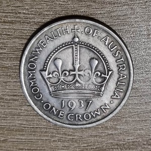 Op de afbeelding: Zilveren munt uit het Gemenebest van Australië, met een kroon en het jaar 1937. De munt heeft de tekst "Commonwealth of Australia One Crown 1937".