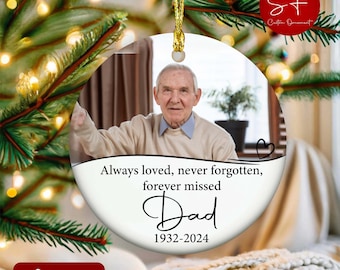 Puede incluir: Adorno de cerámica blanca con una foto de un hombre mayor y el texto "Always loved, never forgotten, forever missed Dad 1932-2024".