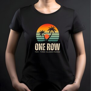 Może przedstawiać: Czarny T-shirt z retro grafiką zachodu słońca z dwoma palmami i tekstem "ONE ROW TWO - THREE ISLANDS PASSED".