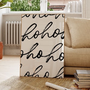 Peut inclure: Une affiche beige avec un motif répétitif noir et blanc du mot "ho ho ho" écrit en cursive.