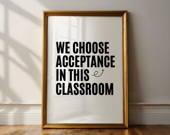 Op de afbeelding: Een ingelijste print met een goudkleurige lijst. De print toont de tekst "WE CHOOSE ACCEPTANCE IN THIS CLASSROOM" in vette zwarte letters op een witte achtergrond. De print wordt gepresenteerd op een houten vloer.