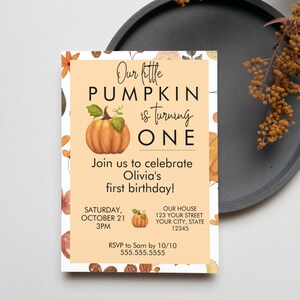 Nuestra pequeña calabaza es una plantilla de invitación para el primer cumpleaños con agradecimiento BONIFICADO