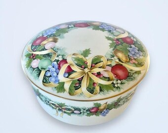 Mikasa Vkntage Christmas Bouquet Covered Ceramic Trinket Box Japan 4.75”