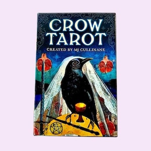 Puede incluir: Una baraja de cartas del tarot titulada "CROW TAROT" con un fondo azul oscuro. La carta presenta un cuervo negro con un velo blanco, posado sobre una superficie amarilla. También es visible el texto "CREATED BY MJ CULLINANE".