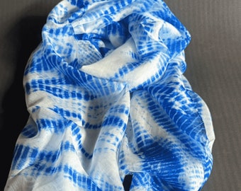 Bufanda Shibori Tie Dye de seda 100% pura para mujeres Regalo del Día de la Madre Bufanda blanca azul Regalo de cumpleaños para mejores amigos Regalo único para maestros