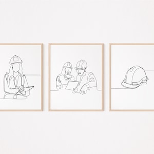 Puede incluir: Conjunto de tres grabados enmarcados con arte lineal con temas de construcción. Los grabados representan a un trabajador de la construcción con una carpeta, dos trabajadores revisando planos y un casco. La obra de arte es minimalista, con líneas negras sobre fondo blanco.