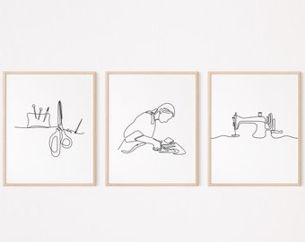 Puede incluir: Tres dibujos en blanco y negro en marcos. El primer dibujo muestra un par de tijeras, un alfiletero y una aguja. El segundo dibujo muestra a una persona cosiendo. El tercer dibujo muestra una máquina de coser.