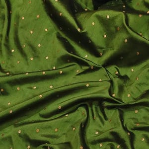 Tessuto in taffetà verde henné: stampa booti gialla, misto seta e poliestere, tessuto per abito da sposa