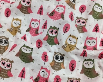 Tela de algodón con estampado de búhos multicolor: material para coser y acolchar.