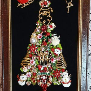 Framed Jewelry Christmas Tree Art: Vintage Holiday Decor (10x16 inches)
