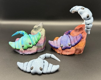 Conjunto de arraia articulada impressa em 3D com suporte para rocha, cor misteriosa.