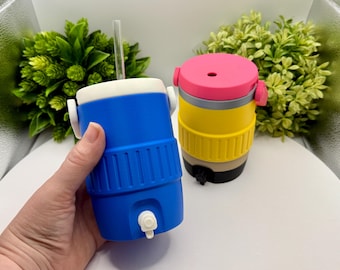 Porta-latas de 355ml impresso em 3D em cores personalizadas, mini cooler retrô para água e refrigerante, inclui canudo reutilizável.