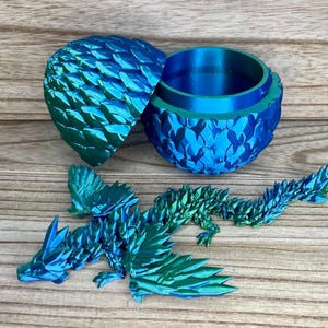 Dragón flexible impreso en 3D con huevo a juego, color personalizado para niño. Decoración de escritorio o estantería de fantasía articulada y flexible. Regalo único para cualquier edad.