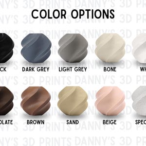 Puede incluir: Una cuadr&iacute;cula de diez peque&ntilde;os jarrones geom&eacute;tricos en espiral con los textos COLOR OPTIONS y DANNY'S 3D PRINTS. Los colores son negro, gris oscuro, gris claro, hueso, blanco, chocolate, marr&oacute;n, arena, beige y moteado. Cada jarr&oacute;n tiene forma.