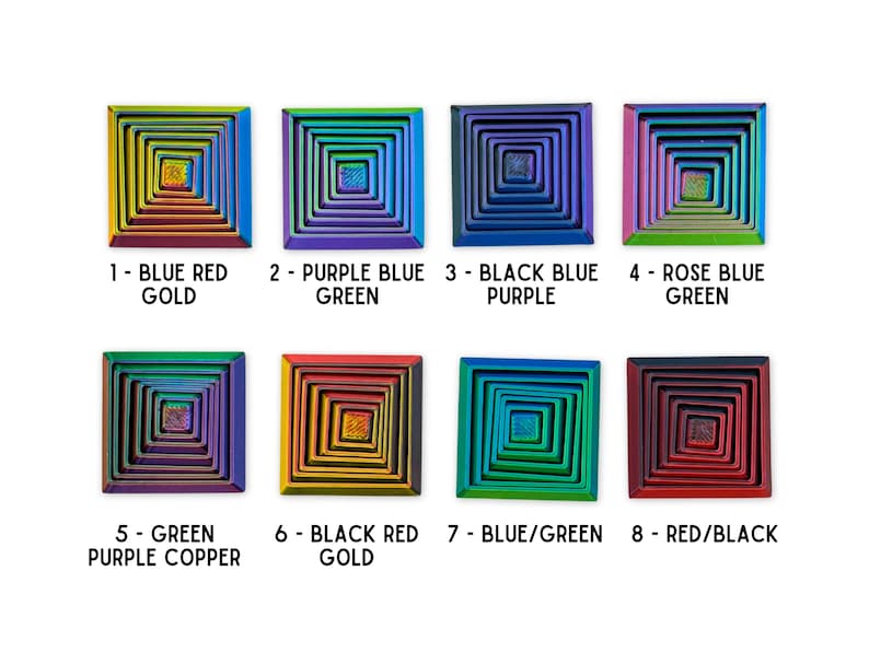 Pode incluir: Oito objetos quadrados multicoloridos com camadas conc&ecirc;ntricas s&atilde;o exibidos. Cada objeto tem uma combina&ccedil;&atilde;o de cores &uacute;nica, com r&oacute;tulos como "Azul Vermelho Ouro" e "Vermelho/Preto". Os objetos est&atilde;o dispostos em duas fileiras de quatro.