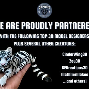 Pode incluir: Uma estatueta de tigre branco e preto impressa em 3D, com olhos azuis, &eacute; segurada em uma m&atilde;o. A imagem inclui o texto "WE ARE PROUDLY PARTNERED" e lista designers de modelos 3D.