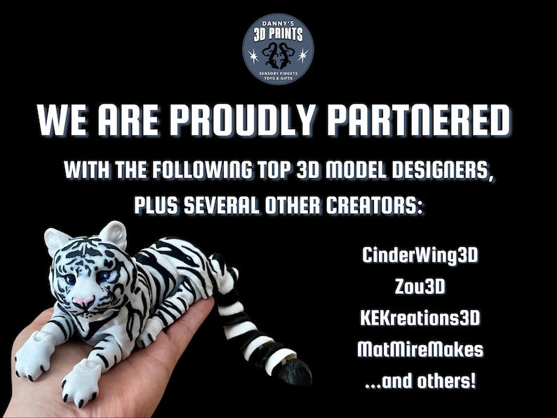 Pode incluir: Uma estatueta de tigre branco e preto impressa em 3D, com olhos azuis, &eacute; segurada em uma m&atilde;o. A imagem inclui o texto "WE ARE PROUDLY PARTNERED" e lista designers de modelos 3D.