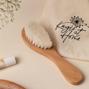 Kayle at Home facial dry brush with wooden handle, ideal for boosting radiance and removing dead skin cells