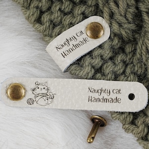 Etiquetas de cuero de 2,5" x 0,5", etiquetas de cuero sintético hechas a mano, etiquetas de productos personalizadas, etiquetas personalizadas para artículos de tejido, etiquetas tejidas a crochet con remaches