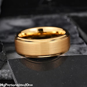Minimalist Gold Tungsten Carbide Wedding Band, 8mm Comfort Fit Matte Brushed Center Ring, Men&#39;s Wedding Ring Tungsten, Gold Tungsten Ring