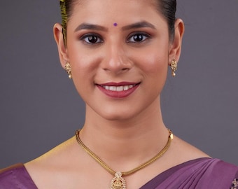 Conjunto de collar bañado en oro Lakshmi Devi: joyería de templo del sur de la India
