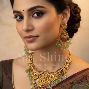 Collar gargantilla del templo de Lakshmi con gotas verdes y piedra Kemp, conjunto de joyería tradicional festiva para bodas y novias del sur de la India.