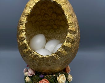 Handgefertigtes Gold Keramik Osterei Dekoration mit floralen Akzenten
