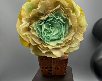 Handgemachte Seidenblumen Brosche: Statement Blumen Accessoire mit Leder auf der Rückseite
