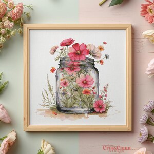 Puede incluir: Impresión en acuarela de un tarro lleno de flores rosas y rojas. El tarro está en un marco de madera, rodeado de flores adicionales en tonos rosa y crema. La obra de arte tiene un ambiente suave y romántico.