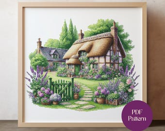 Puede incluir: Una impresión en acuarela enmarcada de una pintoresca cabaña con techo de paja, rodeada de exuberantes jardines llenos de flores moradas y rosas. Una puerta verde conduce a un camino de piedra. La impresión tiene una etiqueta de Patrón PDF.