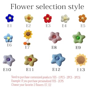 Op de afbeelding: Een selectie van 13 verschillende stoffen bloemontwerpen. De bloemen zijn in verschillende kleuren en patronen, waaronder blauw, geel, rood, groen en wit. De bloemen zijn gelabeld met de nummers E1 tot en met E13. De tekst onder de bloemen luidt: "Moet je gepersonaliseerde producten kopen? JA - (1PCS - 2PCS - 3PCS) Voorbeeld: Als je gepersonaliseerde producten koopt, JA - 2CPS Kies je 2 favoriete bloemen: E7, E2"