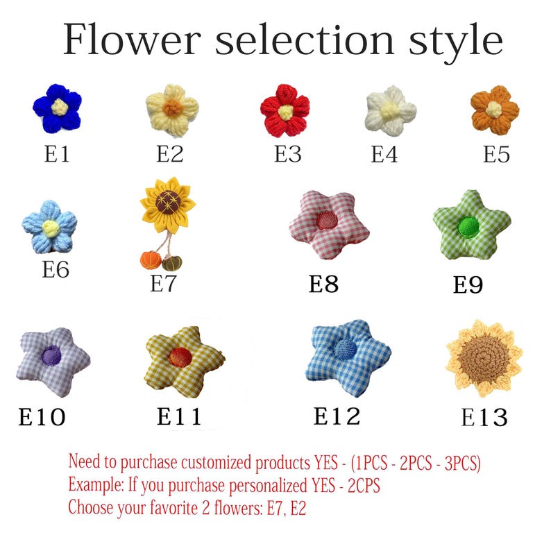 Op de afbeelding: Een selectie van 13 verschillende stoffen bloemontwerpen. De bloemen zijn in verschillende kleuren en patronen, waaronder blauw, geel, rood, groen en wit. De bloemen zijn gelabeld met de nummers E1 tot en met E13. De tekst onder de bloemen luidt: "Moet je gepersonaliseerde producten kopen? JA - (1PCS - 2PCS - 3PCS) Voorbeeld: Als je gepersonaliseerde producten koopt, JA - 2CPS Kies je 2 favoriete bloemen: E7, E2"