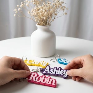 K&ouml;nnte beinhalten: Handgefertigtes Holzschild mit dem Wort "Welcome" in verspielter Schrift. Das wei&szlig; lackierte Schild hat einen Used-Look und ein kleines Herz. Ideal, um einem Eingangsbereich rustikalen Charme zu verleihen.