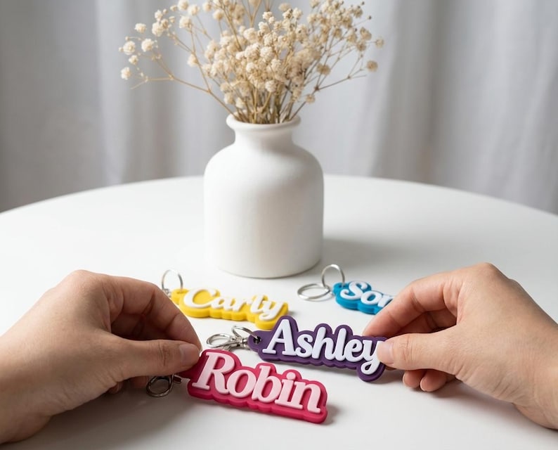 K&ouml;nnte beinhalten: Handgefertigtes Holzschild mit dem Wort "Welcome" in verspielter Schrift. Das wei&szlig; lackierte Schild hat einen Used-Look und ein kleines Herz. Ideal, um einem Eingangsbereich rustikalen Charme zu verleihen.