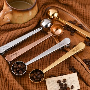 Personlig kaffeskopa och klämma, Graverad kaffemätsked, Gåva till kaffeälskare, Påskklämma, Personlig present till kaffeentusiaster bild 3