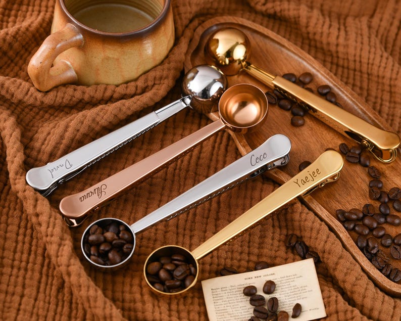 Personlig kaffeskopa och klämma, Graverad kaffemätsked, Gåva till kaffeälskare, Påskklämma, Personlig present till kaffeentusiaster bild 3