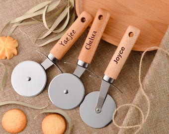 Cortador de pizza personalizado con forma de rueda tallada a mano. Ideal para bodas, inauguraciones de casas y regalos de cumpleaños.