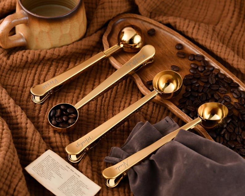 Personlig kaffeskopa och klämma, Graverad kaffemätsked, Gåva till kaffeälskare, Påskklämma, Personlig present till kaffeentusiaster bild 7