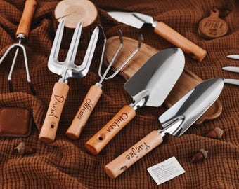Herramientas de jardinería personalizadas y talladas a mano. Regalos para papá y para inauguración de casa.