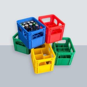 Könnte beinhalten: Vier leere Plastikkisten in verschiedenen Farben: blau, rot, grün und gelb. Die blaue Kiste enthält ein paar Batterien.