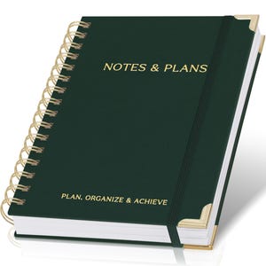Puede incluir: Un cuaderno verde oscuro con espiral dorada. La portada presenta el texto "NOTES & PLANS" y "PLAN, ORGANIZE & ACHIEVE" en dorado. El cuaderno tiene esquinas doradas y cierre elástico. Medidas en cm.